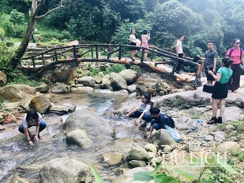 Du khách qua cầu Hò Hẹn, bắt đầu hành trình khám phá các thác nước ở Lựng Xanh